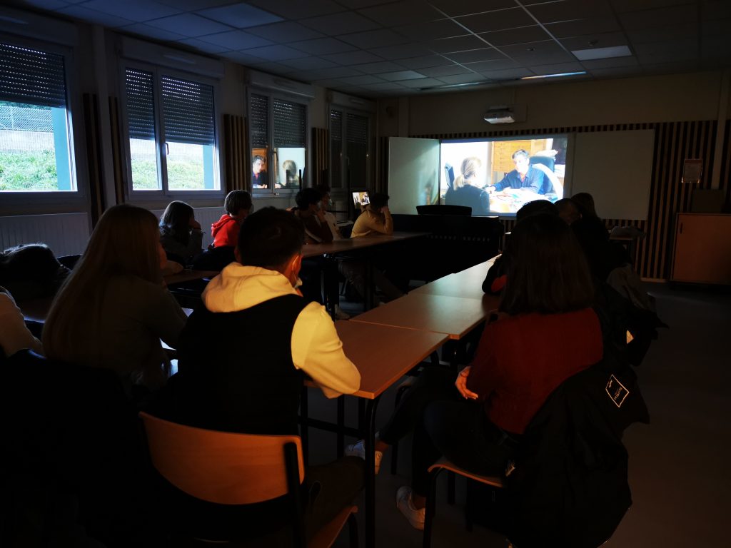 Au travers d’un document de présentation et de deux courts métrages, les lycéens ont pris conscience des impacts que les violences intra-familiales peuvent engendrer sur les victimes. 